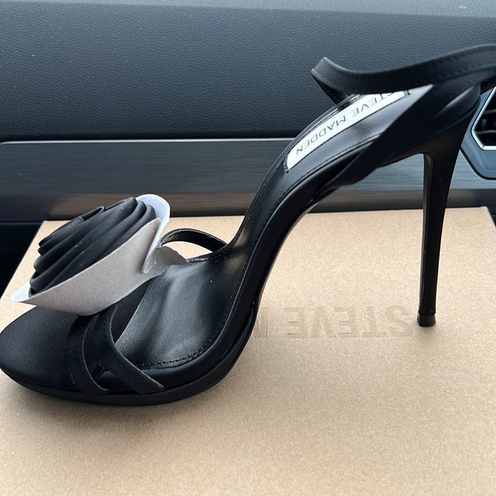 Steve Madden Rose 4 1/2 inch heels, Size 7.5 New in Box.